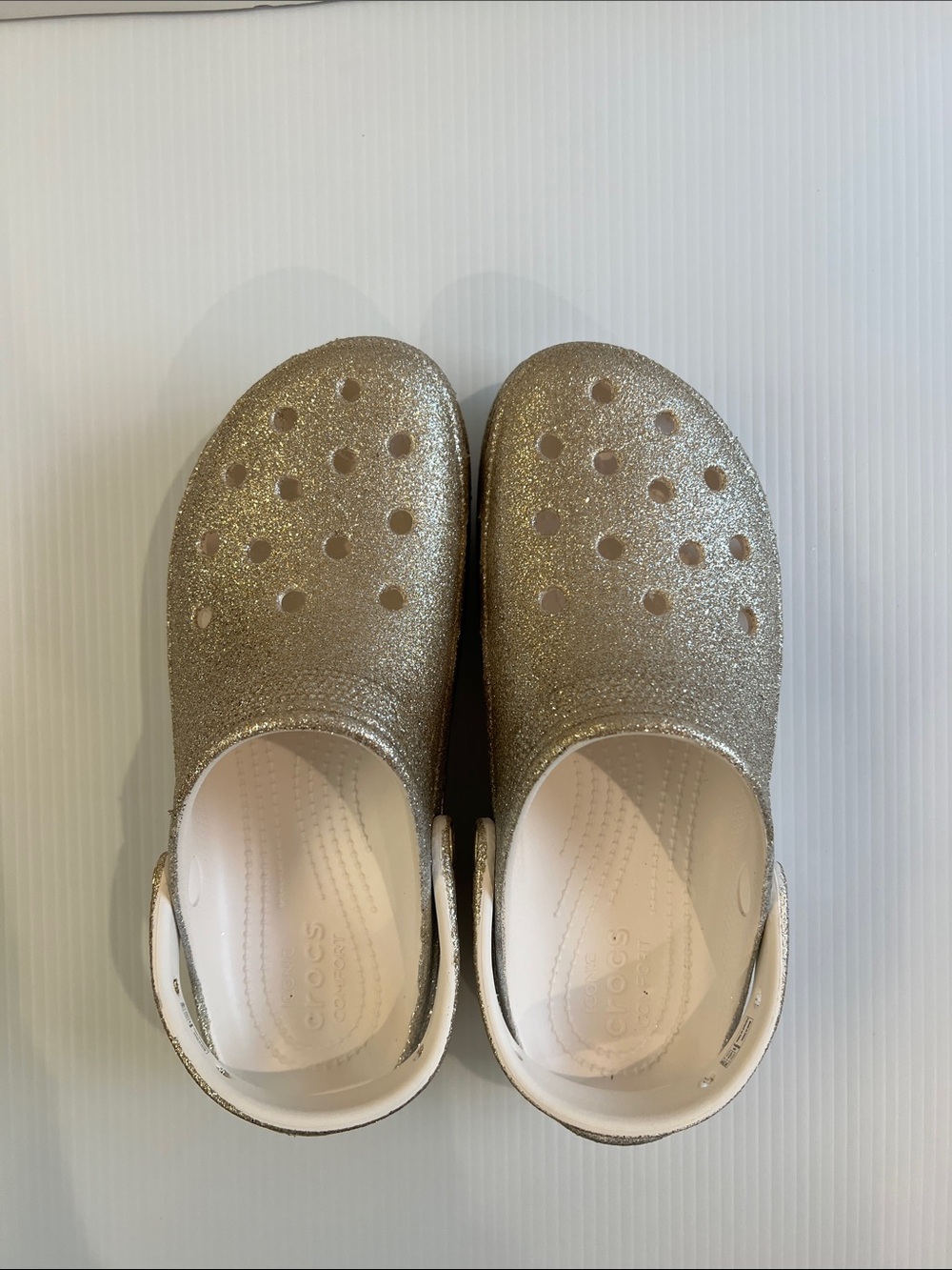 New With No Tag Women’s Glitter Crocs Sandal in Gold & Silver in Size 10 - Picture 6 of 6